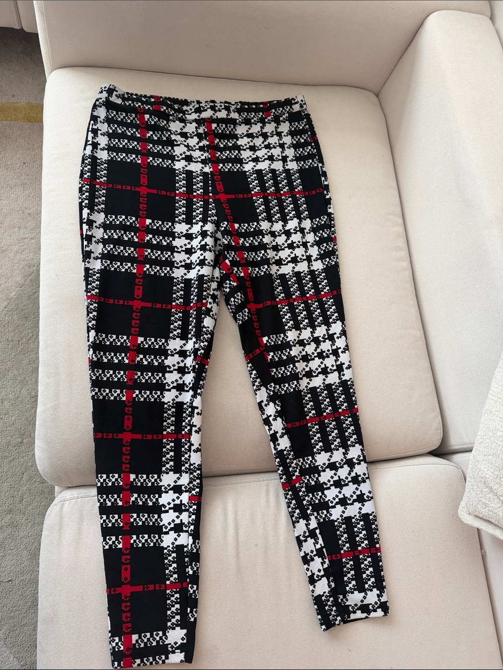 Size M Girls Black, White & Red Plaid Stretch Leggings
